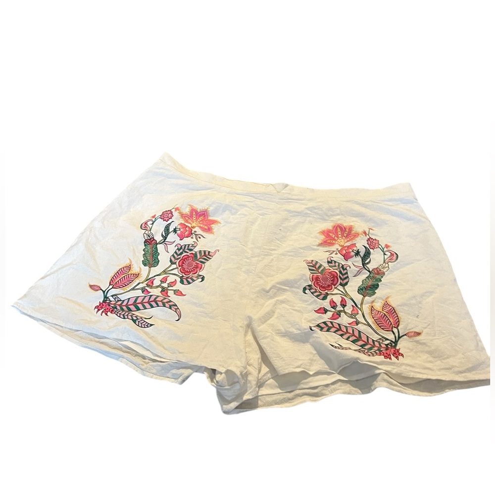Shein White cotton shorts with floral decorations size 4X - NWOT